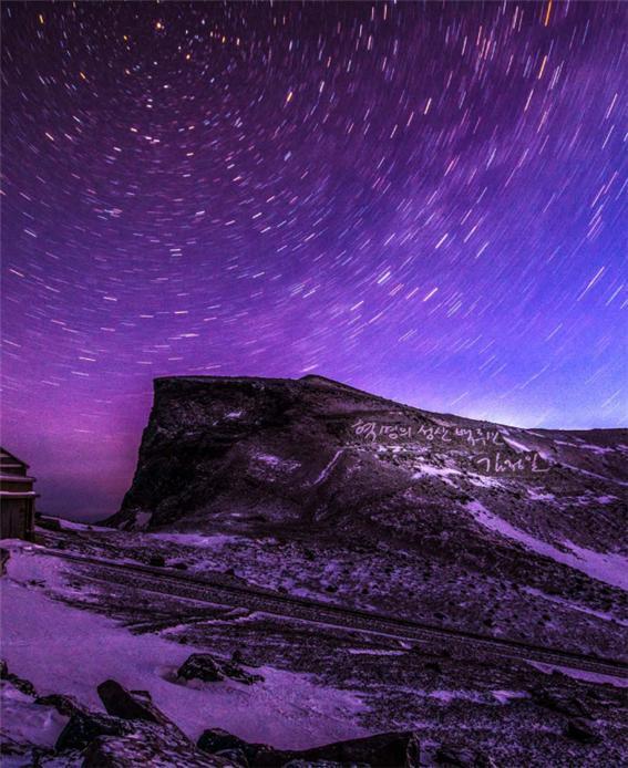 북한이 ‘혁명 성지’ 백두산의 겨울 풍경을 선전했다. 대외용 월간지 ‘조선’은 2월호에서 다양한 방식으로 연출한 백두산의 풍경을 소개했다.(월간 ‘조선’ 갈무리)