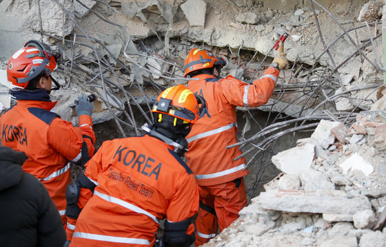 9일 오전(현지시간) 튀르키예 하타이주 안타키아에서 한국긴급구호대(KDRT)가 지진으로 인해 무너진 건물에서 구조작업을 하고 있다. ⓒ News1