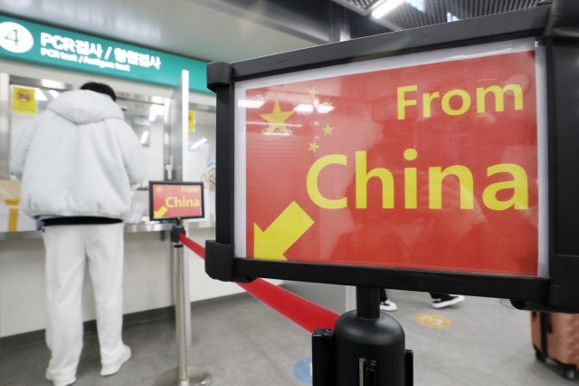 중국발 입국자에 대한 신종 코로나바이러스 감염증(코로나19) 검사 의무화가 시작된 지난달 2일 인천국제공항 제1여객터미널에 마련된 선별검사소에서 중국에서 입국한 여행객들이 PCR 검사를 받고 있다. 2023.1.2. 뉴스1