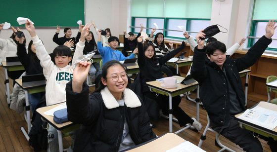 실내 마스크 착용 의무가 해제된 30일 대전 중구 글꽃초등학교 6학년 학생들이 교실에서 마스크를 벗고 수업에 참여하고 있다. 2023.1.30/뉴스1 ⓒ News1