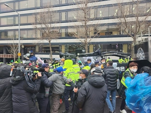 서울고검 후문 인근에서 이재명 대표 지지자들과 반대자들이 대치하고 있다. 2023.2.10/뉴스1