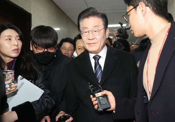 이재명 더불어민주당 대표가 10일 오전 서울 여의도 국회에서 대장동·위례동 개발 특혜 의혹 관련 검찰조사를 받기 위해 차량으로 향하고 있다. 2023.2.10 뉴스1