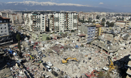 9일 (현지시간) 튀르키예 하타이주 안타키아의 지진 피해를 입은 한 마을에서 구조활동이 진행되고 있다. 2023.2.9/뉴스1
