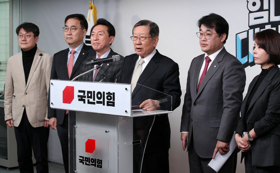 유흥수 국민의힘 전당대회 선거관리위원장이 10일 서울 여의도 국민의힘 당사에서 제3차 전당대회 당대표 및 최고위원 선거 본경선 진출자를 발표하고 있다. 공동취재 2022.2.10 뉴스1