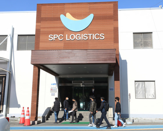 경기 평택시 팽성읍 SPL 평택공장으로 경찰, 고용노동부 등 유관 기관 관계자들이 합동감식을 위해 들어가고 있다. 2022.10.24 뉴스1