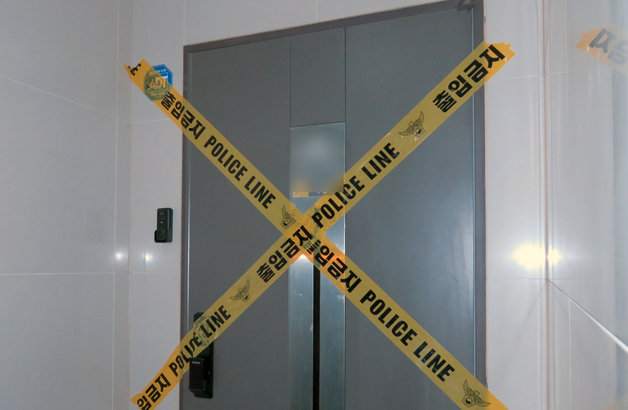 초등학교 5학년생 아들을 학대해 숨지게 한 혐의를 받는 친부와 계모가 경찰에 붙잡혔다. 사진은 8일 초등학생 5학년인 A군이 사망한 인천시 남동구 논현동의 한 아파트 입구의 모습.2023.2.8/뉴스1