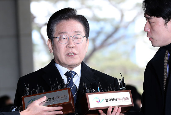 이재명 대표가 대장동 사건 2차 조사를 받기 위해 10일 오전 서울중앙지검에 출석해 입장을 밝히고 있다. 2023.2.10/뉴스1