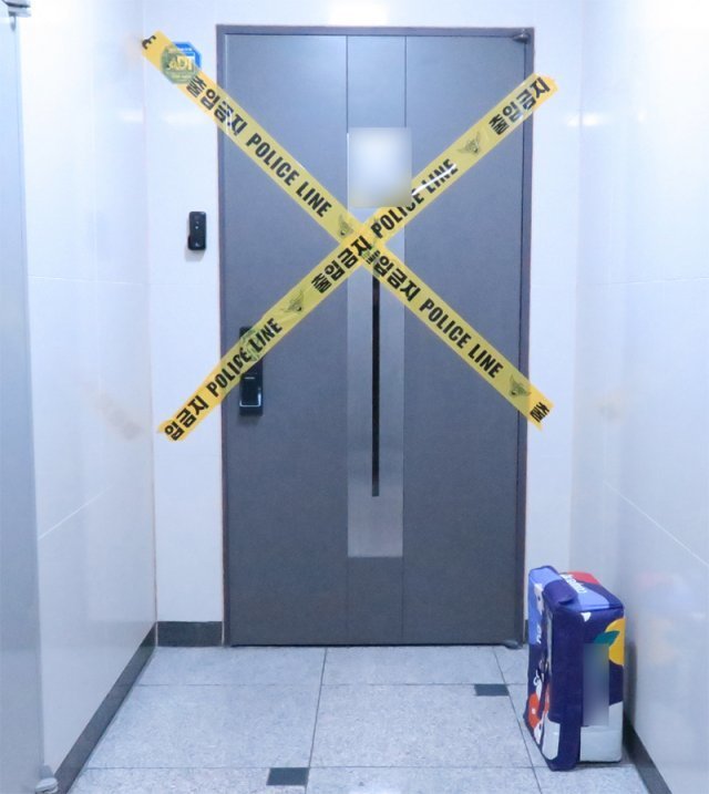 온몸에 멍이 든 채 숨진 초등학교 5학년 학생(12)이 살던 인천 남동구 논현동의 아파트 문 앞에 지난 8일 출입 금지를 알리는 테이프가 붙어 있다. 인천=뉴스1