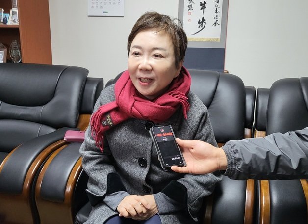 국민의힘 3·8 전당대회 최고위원에 출마한 정미경 후보가 10일 대구 수성구 만촌동 주호영 원내대표 지역구 사무실에서 취재진 질문에 답하고 있다. 2023.2.10/뉴스1