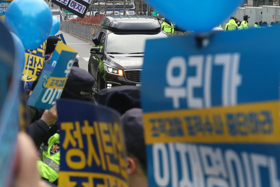 ‘위례·대장동 개발사업 비리’ 의혹을 받는 이재명 더불어민주당 대표가 10일 오전 서울 서초구 서울지방검찰청에 출석하며 차 안에서 지지자들을 향해 손을 흔들고 있다. 2023.2.10/뉴스1