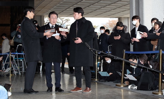 이재명 더불어민주당 대표가 대장동 개발 특혜 의혹 사건 관련 2차 검찰 조사를 받기 위해 10일 오전 서울 서초구 서울중앙지방검찰청에 출석해 입장을 밝히고 있다. 2023.2.10/뉴스1
