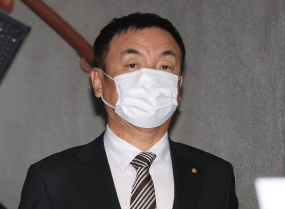 회사 주가 조작 혐의를 받는 권오수 도이치모터스 전 회장이 10일 오전 서울 서초구 서울중앙지방법원에서 열린 1심 선고 공판에서 징역 2년에 집행유예 3년과 벌금 3억원을 선고 받은 뒤 법원을 나서고 있다. 사진공동취재단