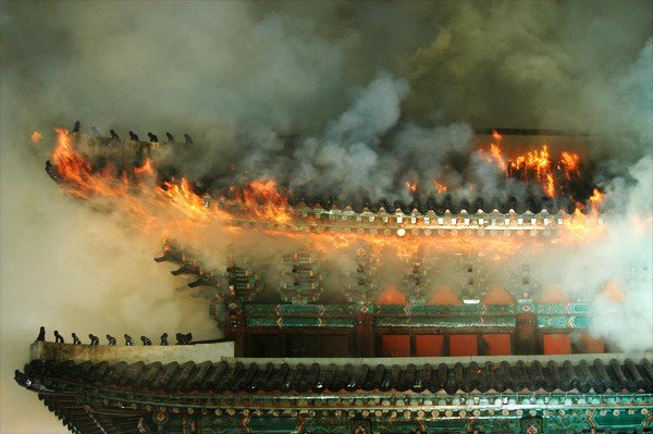 지난 2008년 2월 10일 대한민국 보물 1호인 숭례문이 불타고 있다. 정부의 토지 보상에 불만을 품은 한 70대 노인이 저지른 어처구니없는 방화 사건이었다. 문화재청