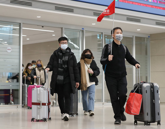 신종 코로나 바이러스 국내 확진자가 24명으로 늘어나 확산 우려가 커지고 있는 7일 오후 인천국제공항 제2터미널로 마스크를 쓴 관광객들이 입국하고 있다. 2020.2.7 뉴스1