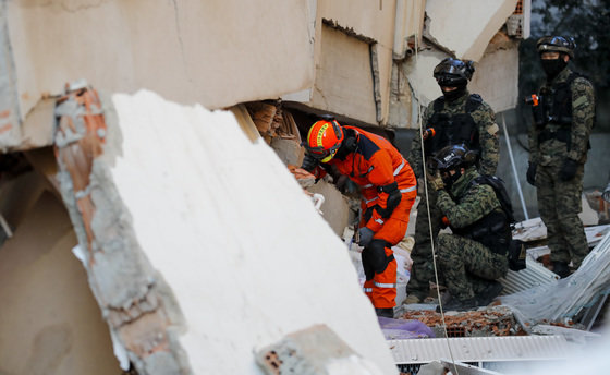 9일 오전(현지시간) 튀르키예 하타이주 안타키아에서 한국긴급구호대(KDRT)가 지진으로 인해 무너진 건물에서 구조작업을 하고 있다. 2023.2.10 뉴스1