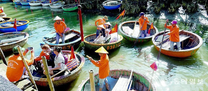 코코넛 배’로 불리는 베트남 호이안의 전통 바구니 배.
