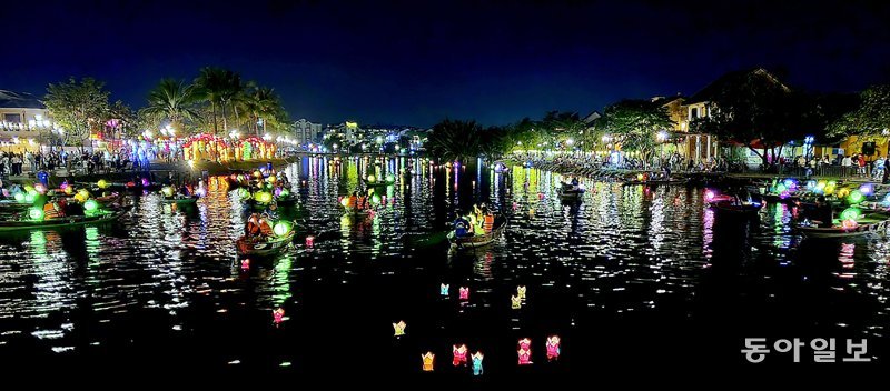 호이안 올드타운을 적시는 투본강은 밤이면 관광객들이 띄운 ‘소원 꽃등’과 풍등을 단 작은 나룻배들로 빛의 향연을 이룬다.