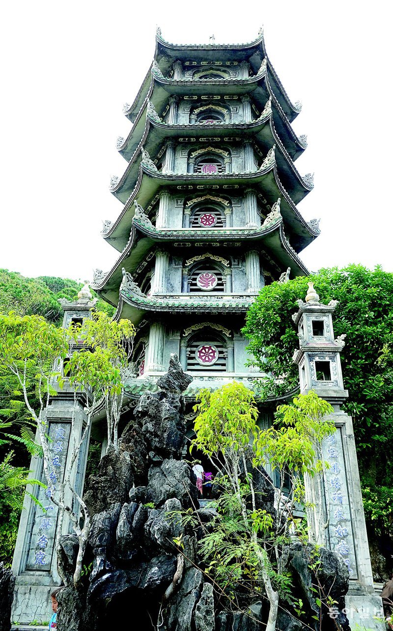 베트남의 역사와 전통 신앙이 잘 보존된 오행산의 불탑.