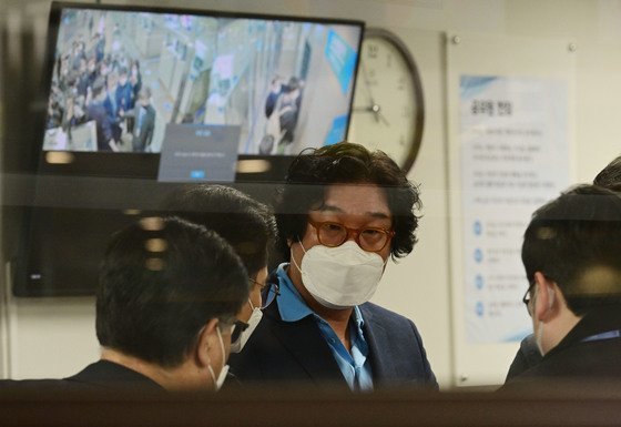 8개월의 장기 해외 도피 끝에 태국에서 붙잡힌 김성태 전 쌍방울그룹 회장이 17일 인천국제공항을 통해 입국하고 있다.2023.1.17/뉴스1