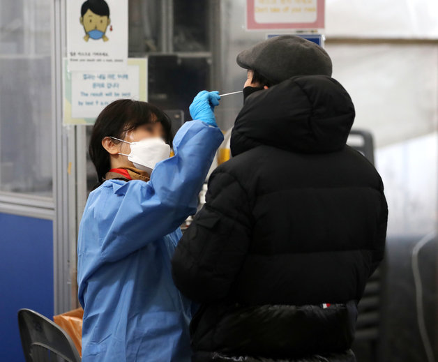 2일 오전 서울 송파구 보건소 선별진료소에서 한 시민이 PCR검사를 받고 있다. 2023.2.2/뉴스1
