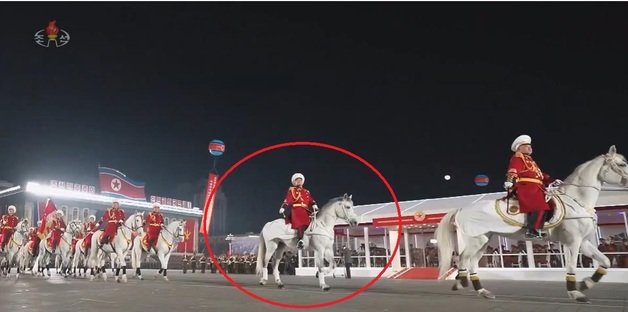 북한이 지난 8일 진행한 조선인민군 창건 75주년 기념일(건군절) 계기 열병식에 김정은 노동당 총비서의 딸 김주애를 위한 백마도 등장했던 것으로 확인됐다.(조선중앙TV 갈무리)ⓒ 뉴스1