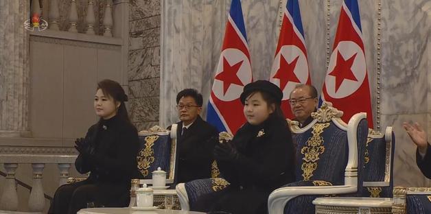 북한이 지난 8일 진행한 조선인민군 창건 75주년 기념일(건군절) 계기 열병식에 김정은 노동당 총비서의 딸 김주애를 위한 백마도 등장했던 것으로 확인됐다. 열병식 귀빈석에 자리한 김주애가 자신의 말이 등장하자 박수를 치는 장면.(조선중앙TV 갈무리)ⓒ 뉴스1