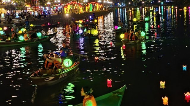 관광객들이  소원을 빌면서 띄운 ‘소원 꽃등’과 베트남 전통 등을 단 배들로 빛의 향연이  벌어지는 올드타운의 투본강변.