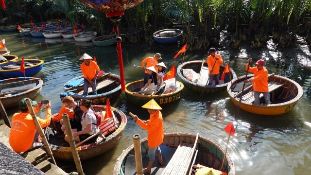 코코넛을 절반으로 쪼개놓은 듯하다고 해서 ‘코코넛 배’로 불리는 베트남 전통 바구니 배.