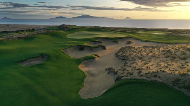 해변의 모래를 이용해 친환경적 골프 코스를 조성해놓은 ‘호이아나 쇼어스 골프 클럼’. 바다 멀리로  유네스크 세계생물권 보존지역인 참 아일랜드가 보인다. 호이아나 리조트& 골프  사진 제공