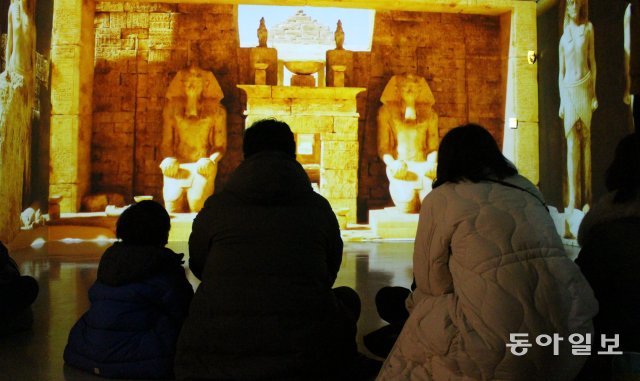 고대 이집트 역사와 건축물을 실감 영상으로 선보이는 전시장 앞에서 남녀노소를 불문하고 관람객들이 모여 앉아 영상을 보고 있다. 이소연 기자 always99@donga.com