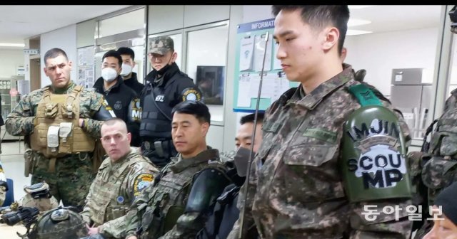 잭 러브 주한미군사령부 주임원사(왼쪽에서 두번쨰)가 어윤용 한국군 합참 주임원사와 함께 판문점 공동경비구역(JSA) 경비대대를 찾아 비무장지대(DMZ) 내 도보 순찰에 앞서 한국군 JSA 대원으로부터 브리핑을 듣고 있다. 출처 유엔사 홈페이지