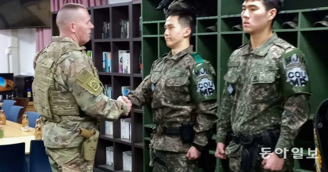 잭 러브 주한미군사령부 주임원사(왼쪽)가 최근 판문점 공동경비구역(JSA)을 찾아 비무장지대(DMZ)  새벽 순찰을 나서기 전 한국군 JSA 경비대원들과 악수를 하고 있다.  출처 유엔사 트위터