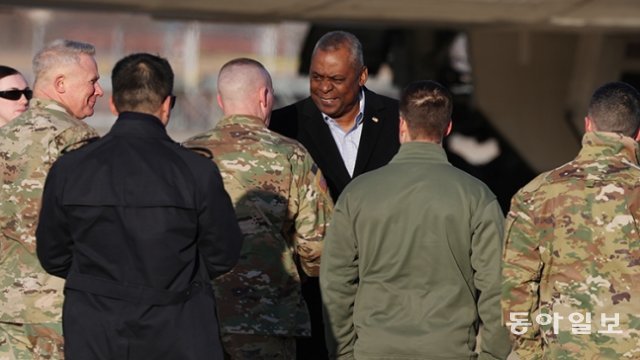 지난달 31일 오산공군기지에 도착한 로이드 오스틴 미 국방장관이 영접을 나온 잭 러브 주한미군사령부 주임원사와 악수를 나누고 있다.  러브 주임원사의  왼쪽에서 폴 러캐러마 주한미군사령관이 지켜보고 있다.
