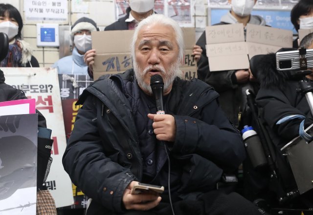박경석 전국장애인차별철폐연대(전장연) 상임공동대표가 지난 3일 오전 서울 종로구 지하철 4호선 혜화역에서 열린 ‘장애인 권리 예산 확보를 위한 선전전’에서 발언을 하고 있다. 뉴스1