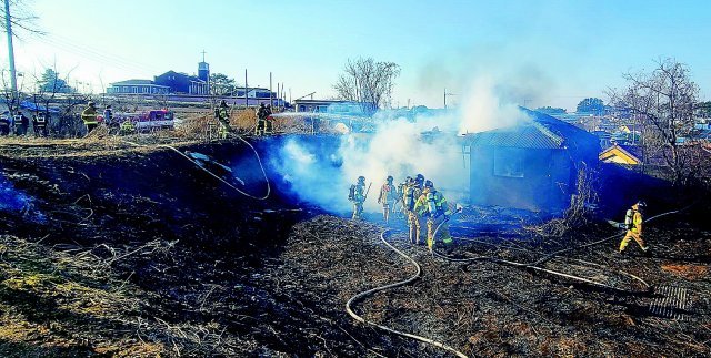 5일 전북 정읍시의 한 주택에서 발생한 불을 소방관들이 끄고 있다. 이날 불은 인근 밭에서 잡풀을 태우다가 시작된 것으로 소방당국은 보고 있다. 전북도소방본부 제공