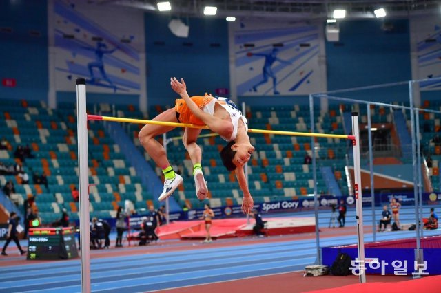 우상혁이 12일 아시아 실내선수권 높이뛰기 결선에서 2m28를 시도하고 있다. 카자흐스탄 육상연맹 제공