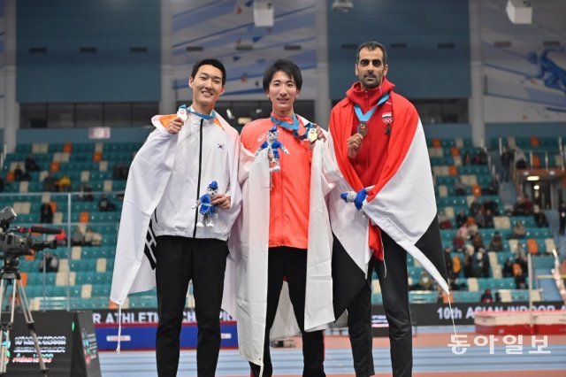 우상혁(왼쪽)이 12일 아시아 실내선수권 남자 높이뛰기 결선에서 2m24의 기록으로 은메달을 땄다. 우승은 2차 시기에 개인 최고 타이기록인 2m28을 넘은 일본의 아카마쓰 료이치(가운데)가 차지했다. 3차 시기만에 2m24를 넘은 시리아의 마지다 가잘이 동메달을 땄다. 카자흐스탄 육상연맹 제공