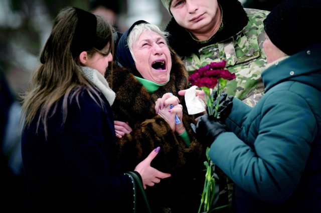 주검으로 돌아온 아들, 애끊는 절규 11일(현지 시간) 우크라이나 수도 키이우 교회에서 열린 장례식에서 우크라이나 
동부 전선에서 아들을 잃은 노모가 기도하듯 두 손을 모은 채 울부짖고 있다. 그의 아들은 우크라이나군과 러시아군이 치열한 교전을 
펼치고 있는 동부에서 최근 숨졌다. 지난해 2월 24일 러시아의 전면 침공을 계기로 시작된 전쟁이 1년을 맞으면서 희생자와 
피해액이 기하급수적으로 늘어나고 있다. 키이우=AP 뉴시스