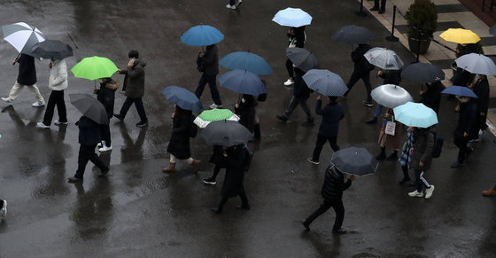 비가 내리는 13일 오전 서울역에서 우산을 쓴 시민들이 출근길을 재촉하고 있다. 2023.1.13/뉴스1 ⓒ News1