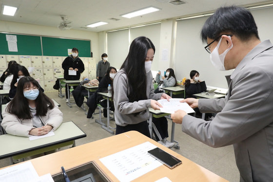 고3 수험생들에게 2023학년도 대학수학능력시험 성적표를 배부하고 있다. /뉴스1 ⓒ News1