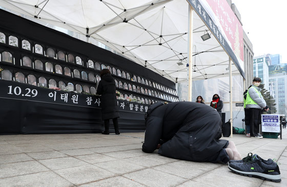 오전 서울광장에 마련된 ‘이태원 참사 분향소’를 찾은 시민이 희생자를 추모하며 절을 하고 있다.  ⓒ News1