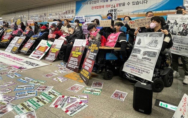 전국장애인차별철폐연대가 13일 오전 4호선 삼각지역 승강장에서 열린 ‘시민과 함께 하는 달보기운동 함께 선언 기자회견’을 진행하고 있다. (전장연 제공) 2023.2.13/뉴스1 ⓒ News1