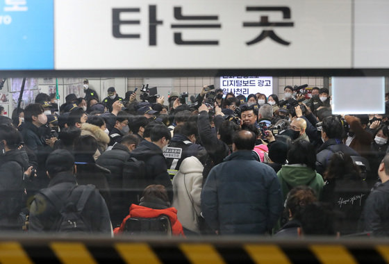 13일 오전 서울 삼각지역 승강장에서 전국장애인차별철폐연대(전장연) 회원들이 ‘시민과 함께 하는 달보기운동’ 함께 선언 기자회견을 마친 뒤 서울지하철교통공사와 ‘장애인 시설 수용 반대’ ‘장애인 권리 예산 촉구’ 등 문구가 적힌 스티커를 둘러싸고 대치하고 있다. 서울교통공사는 전장연이 바닥에 붙인 스티커로 인해 우천시 시민들의 이동에 방해가 된다며 뗄 것을 요청했고, 전장연은 락카로 주의표시 문구를 적는 것으로 대신한다는 과정에서 양측은 마찰을 빚었다. 2023.2.13/뉴스1