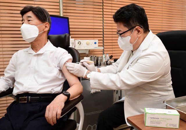 서울 강남구 소아청소년과 의원에서 60대 남성이 코로나19 2가 백신 스파이크박스 2주를 접종하고 있다. 모더나 제공