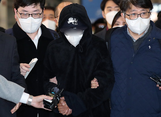 김성태 전 회장의 금고지기로 불리며 쌍방울그룹의 자금관리를 총괄한 김모 씨가 지난 11일 오전 인천국제공항을 통해 송환되고 있다. 2023.2.11/뉴스1