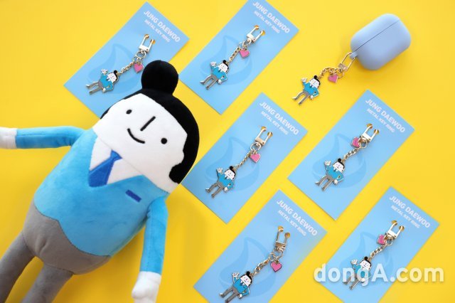 대우건설 ‘정대우 과장’ 캐릭터를 활용한 굿즈 2종. 대우건설 제공