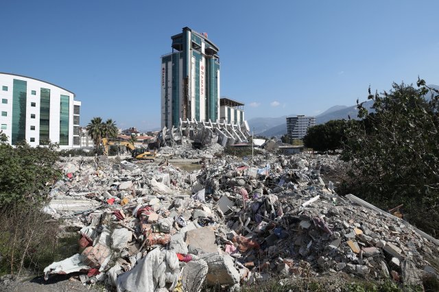 12일 오전(현지시간) 튀르키예 하타이주 이스켄데룬 시내가 지진으로 인해 건물들이 무너져 폐허로 변해있다. 이스켄데룬=뉴시스