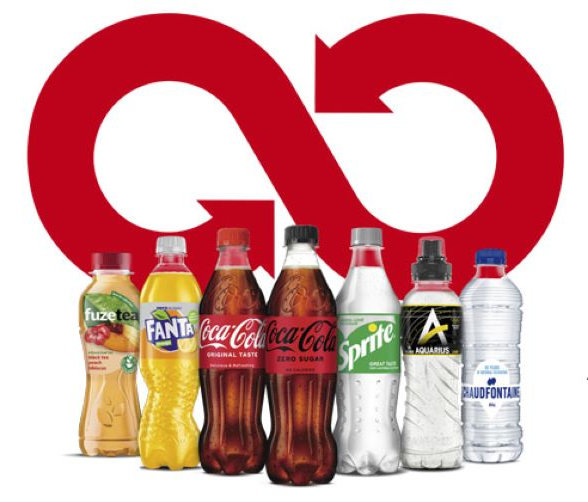 코카콜라는 순수 재활용 페트 소재 rPET를 사용한 제품을 선보인다_출처 : 코카콜라