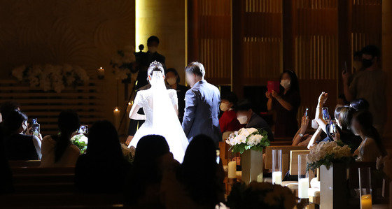 서울 시내의 한 대형 웨딩업체 웨딩홀에서 결혼식이 진행되고 있다. (사진은 기사 내용과 무관함) 2020.8.23/뉴스1
