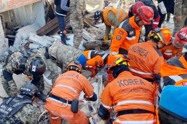지난 11일(현지시간) 튀르키예 지진 피해 지역에서 대한민국 긴급구호대(KDRT) 대원들이 현지 구조팀과 합동으로 구조활동을 벌이고 있다. (KDRT 제공) 뉴스1